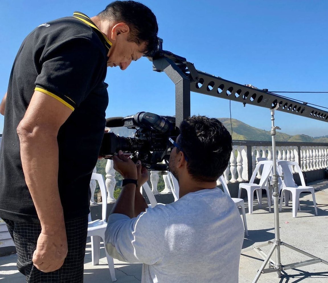 Equipe ajusta a câmera durante uma gravação externa