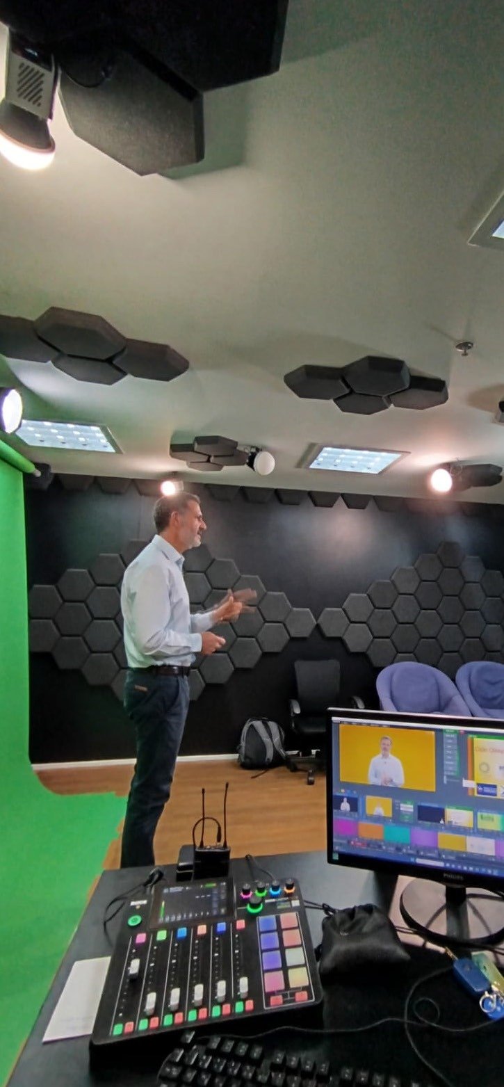 Espaço de gravação com chroma key, câmeras e mesa de produção